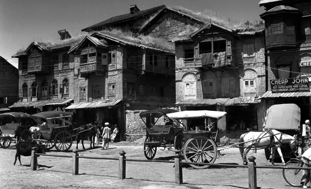 srinagar_street_scene_1945