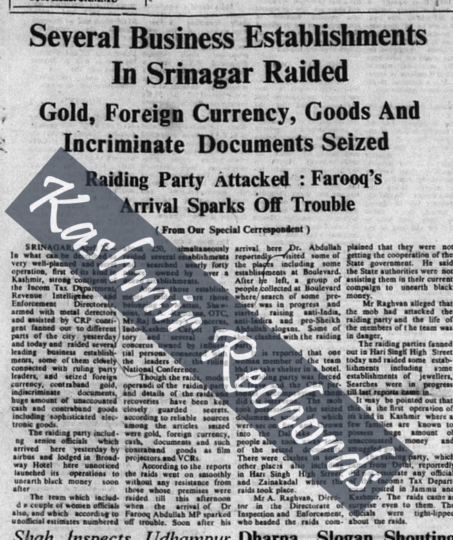 April 22, 1981 newspaper clipping reporting Income-Tax raids on several Srinagar business establishments, with gold, foreign currency, goods and documents seized.